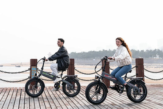 Folding KOOLUX RK10 e-bikes by the seaside